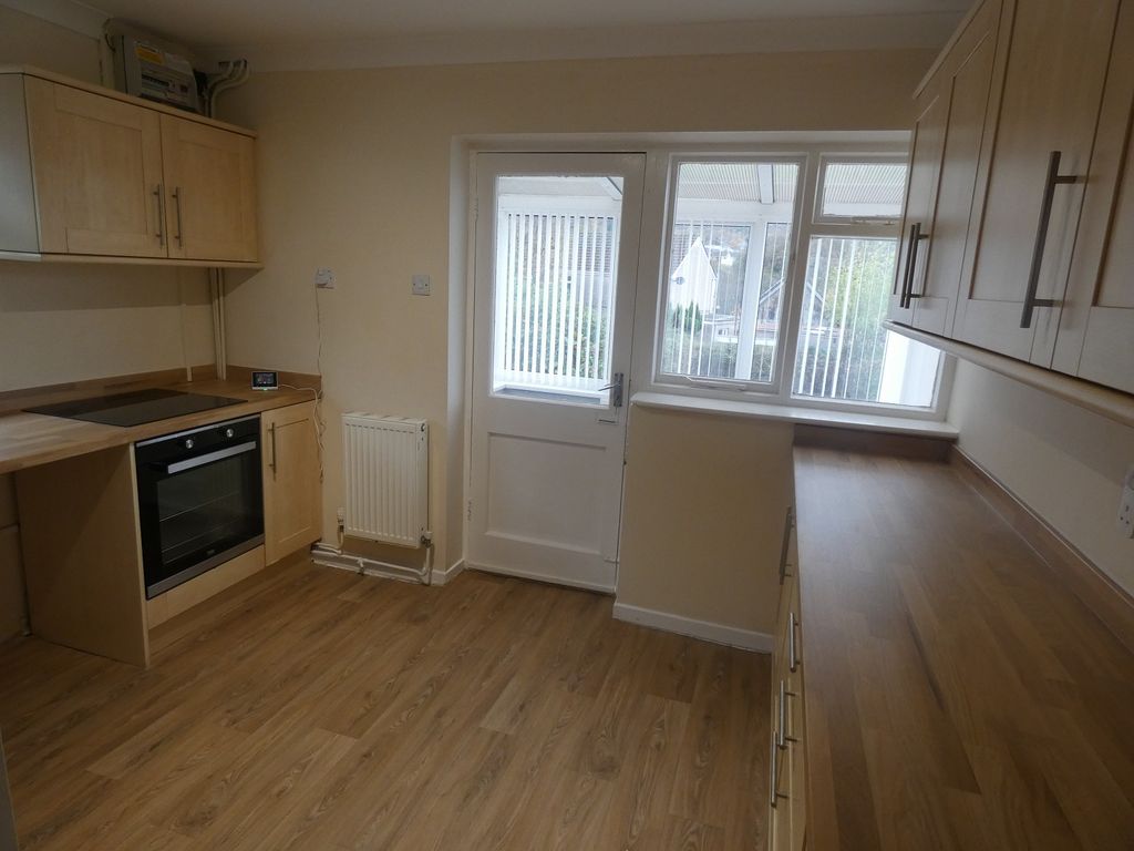 Property photo 3 of 10 Kitchen