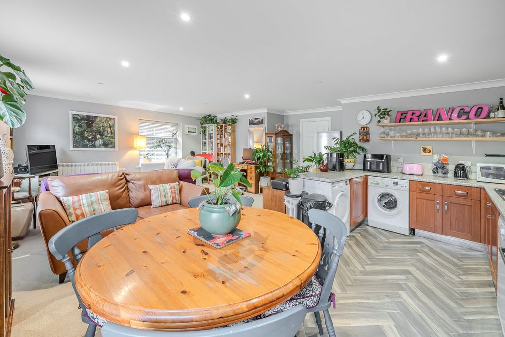 Property photo 2 of 18 Picture No. 11