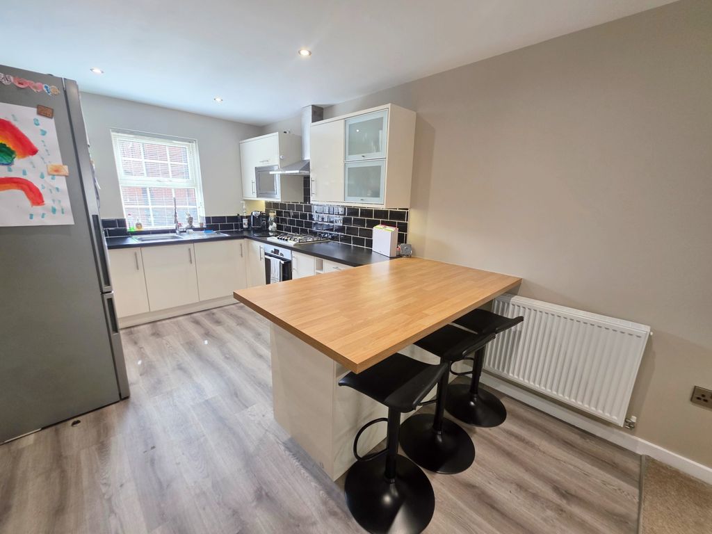 Property photo 2 of 19 Kitchen