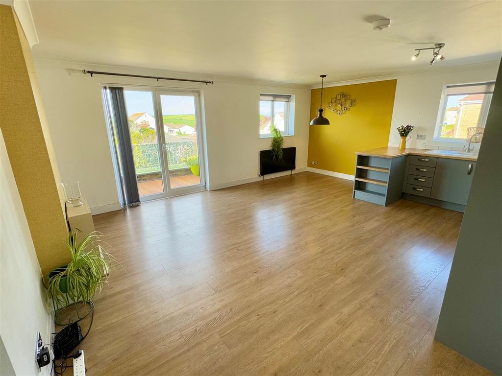 Property photo 2 of 11 6 Wayside Court Lounge