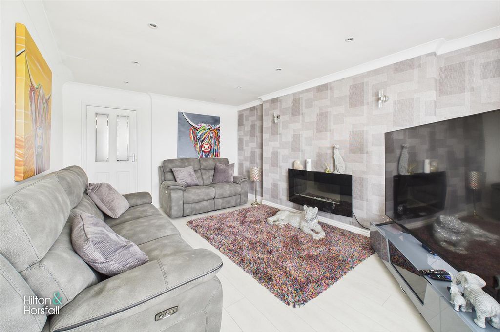 Property photo 2 of 17 Briercliffe Road