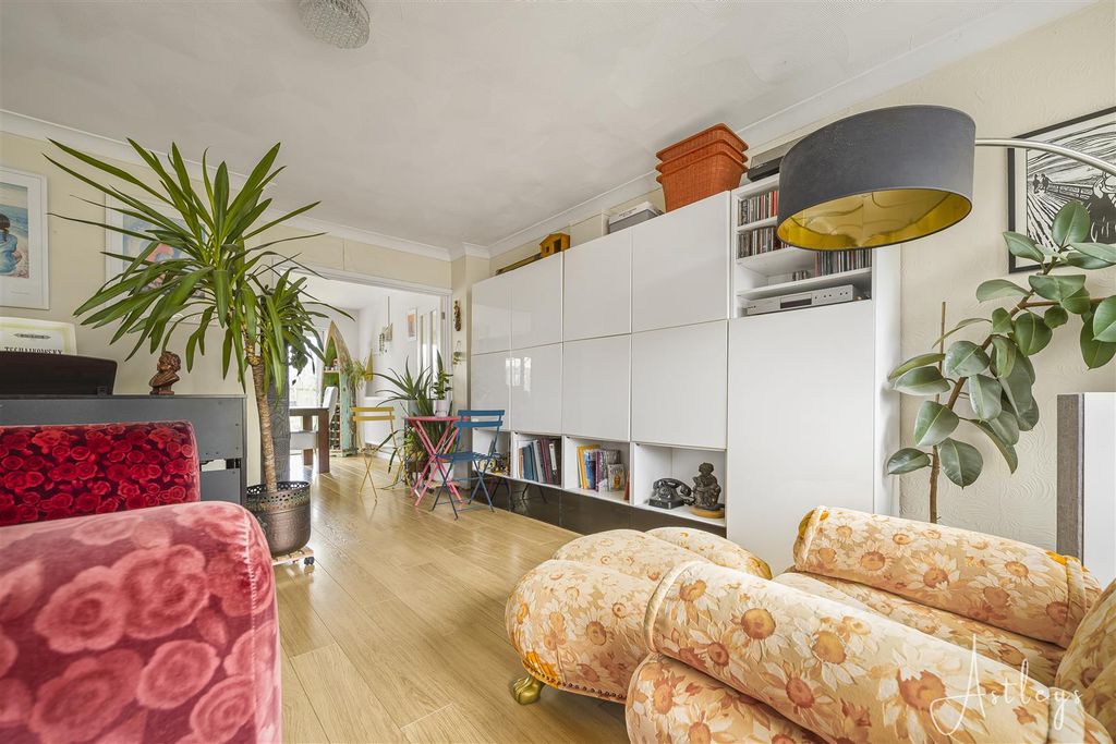 Property photo 2 of 27 Lounge