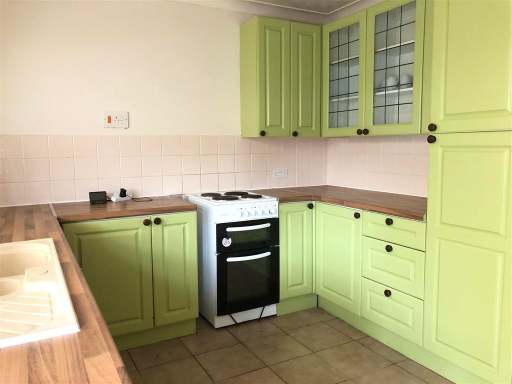 Property photo 2 of 7 Kitchen