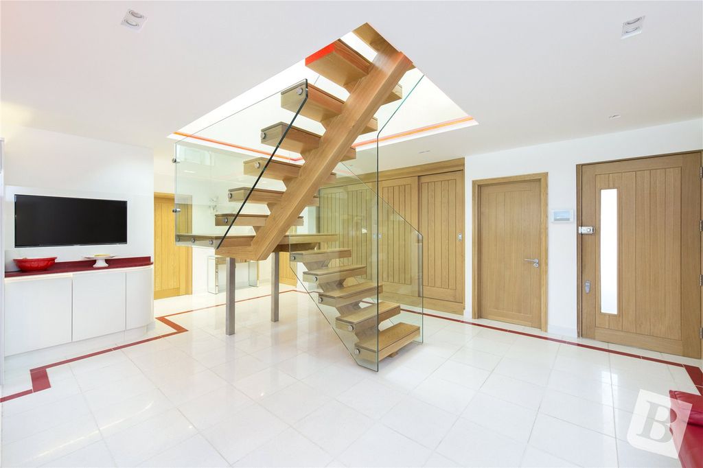 Property photo 1 of 25 Entrance