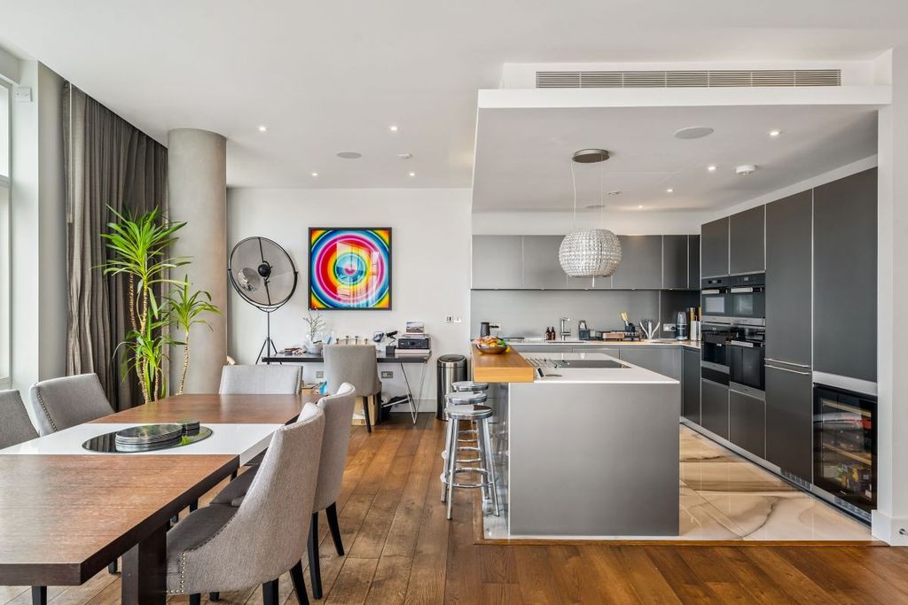 Property photo 2 of 25