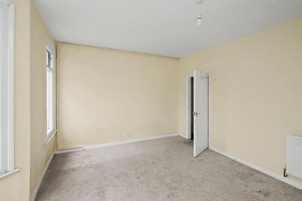 Property photo 3 of 10 8B Beaconsfield Road, Willesden, London Nw10 2Jg