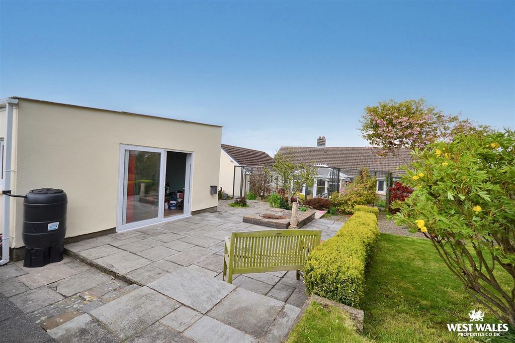 Property photo 3 of 44 Outbuilding / Patio / Garden