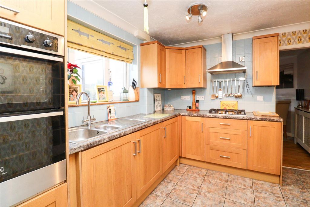 Property photo 3 of 14 Kitchen