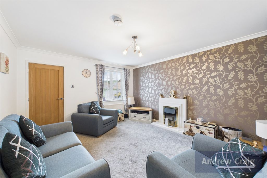 Property photo 2 of 11 Lounge