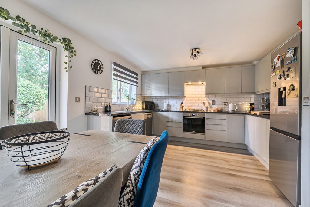 Property photo 3 of 23 1350184-16-68c83E...