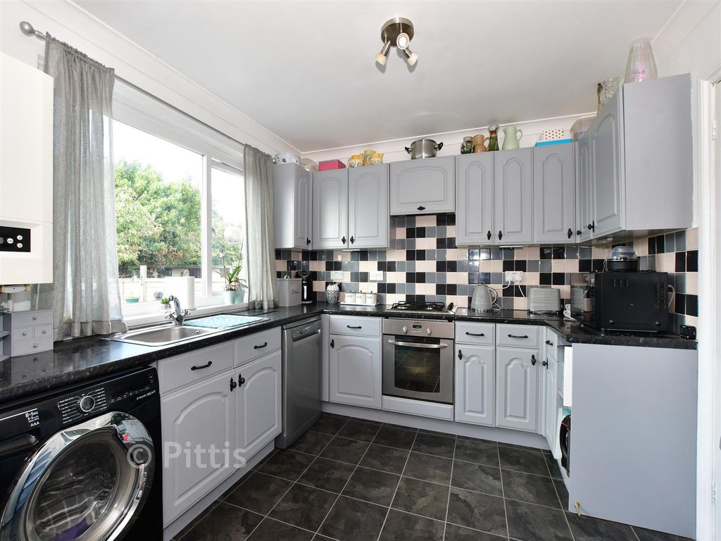 Property photo 3 of 14 Kitchen