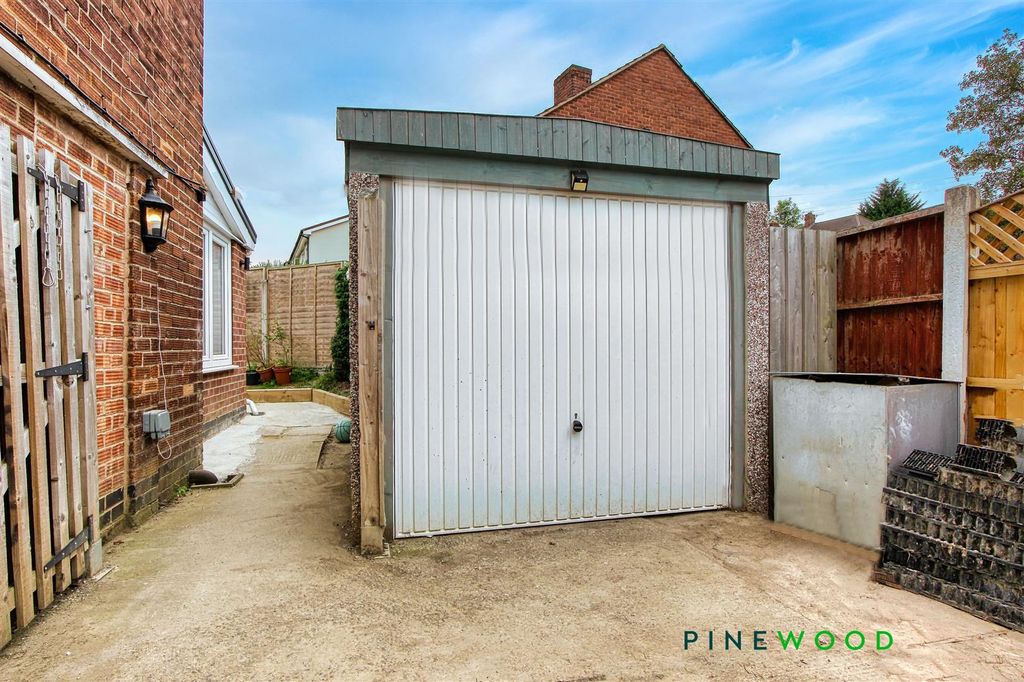 Property photo 2 of 24 Single Garage/Workshop