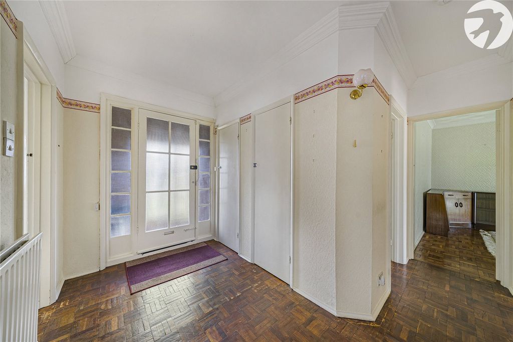 Property photo 2 of 37 Entrance Hall