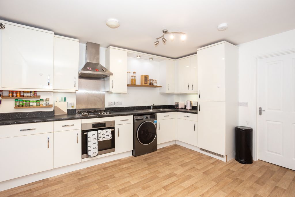 Property photo 3 of 33 Kitchen