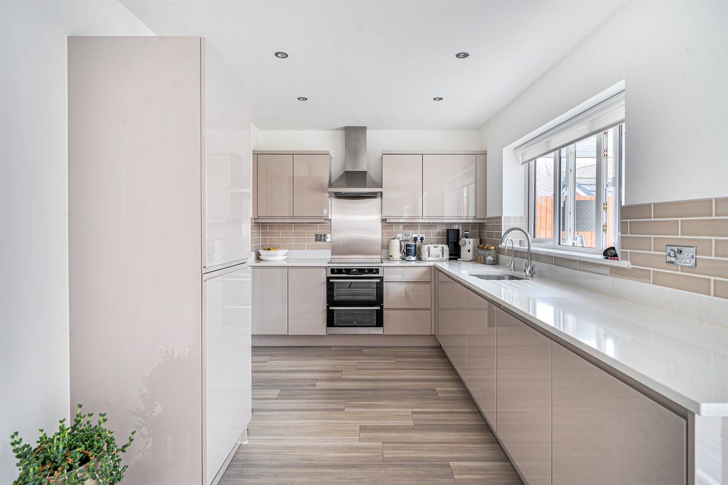 Property photo 3 of 27