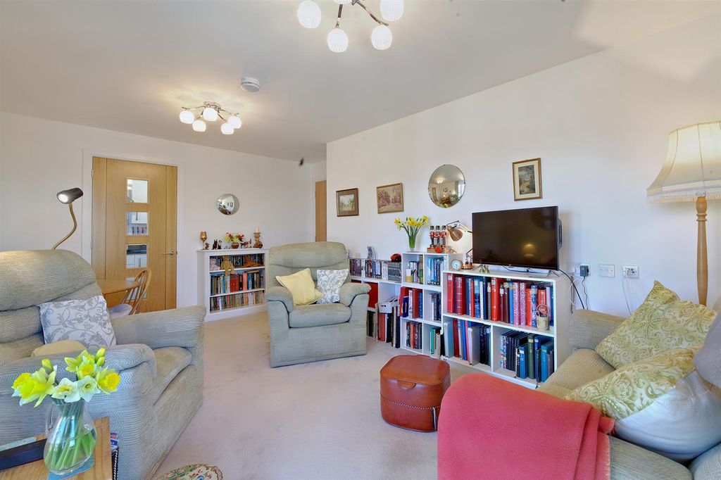 Property photo 3 of 12 8546028-Interior06-800.Jpg