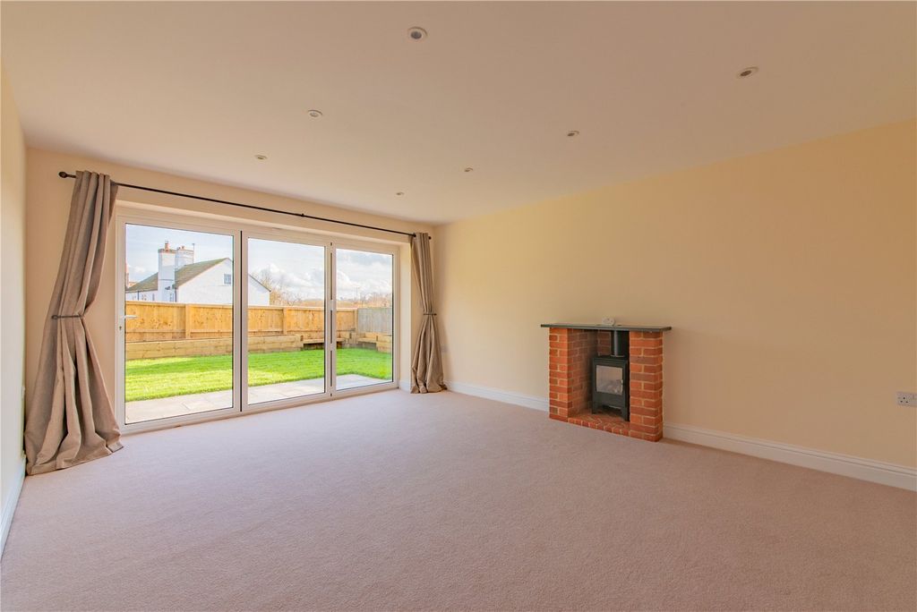 Property photo 3 of 18 Sitting Room