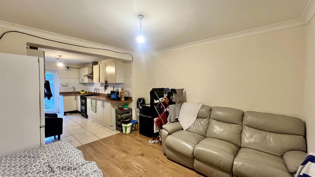 Property photo 3 of 9 Lounge