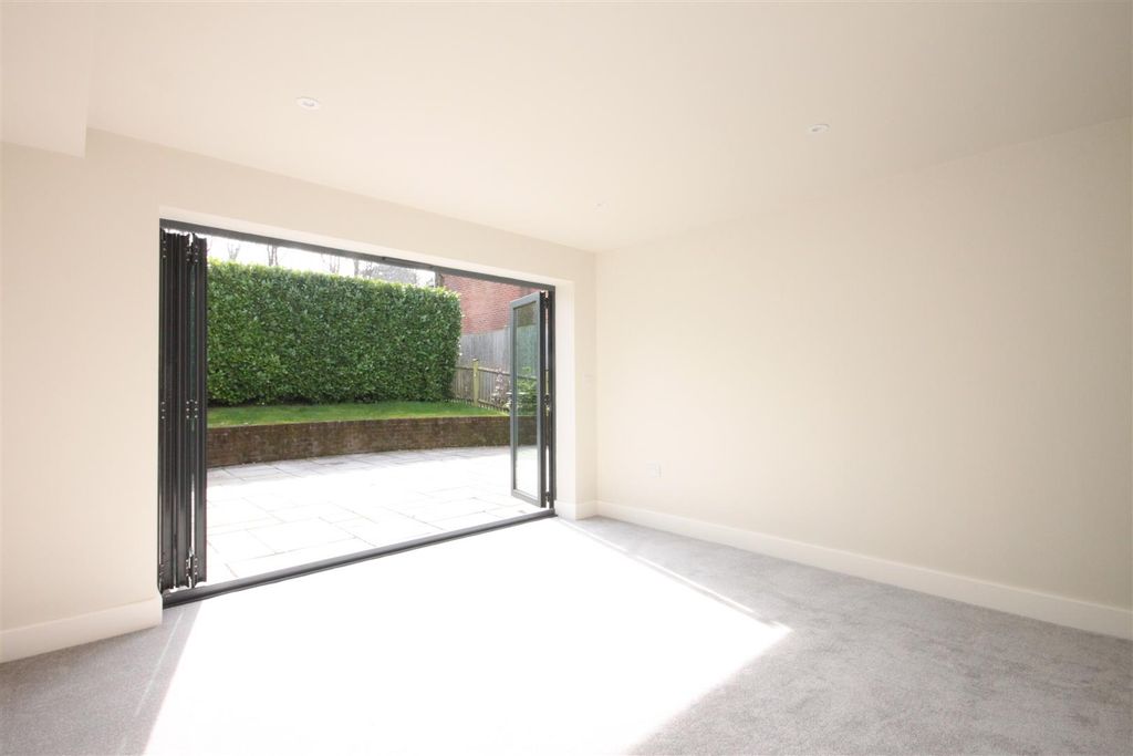 Property photo 3 of 11 Bed 1 Bifolds.Jpg