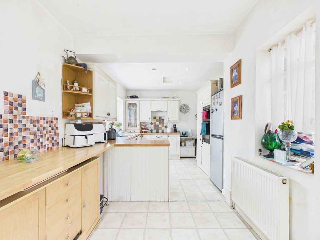 Property photo 3 of 21 Kitchen