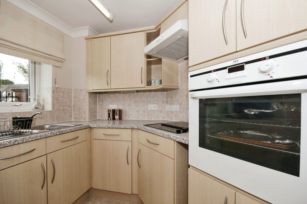 Property photo 2 of 10 Kitchen