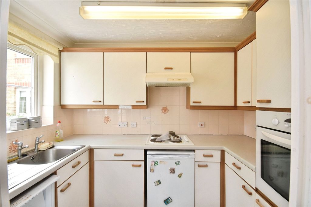Property photo 3 of 11 Kitchen
