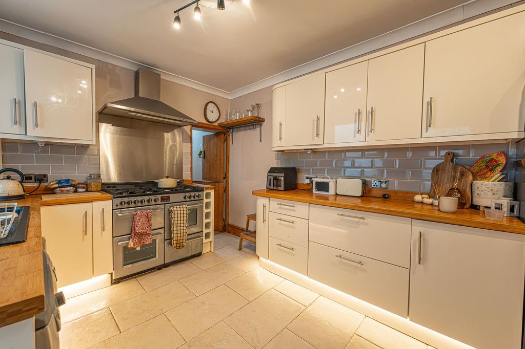 Property photo 2 of 40