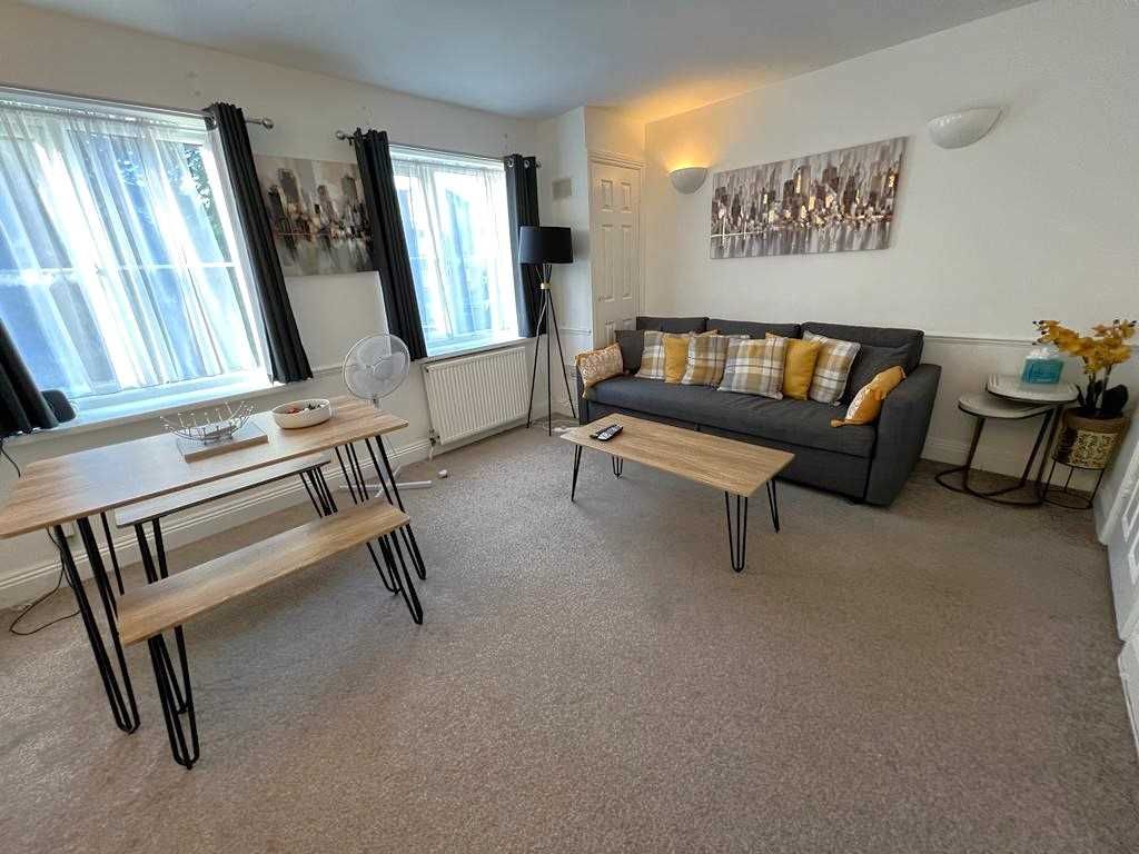Property photo 3 of 8 Lounge
