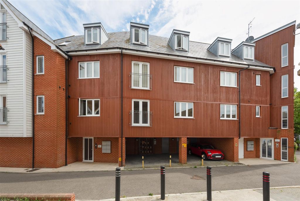 Property photo 1 of 12 Regent Street, Whitstable