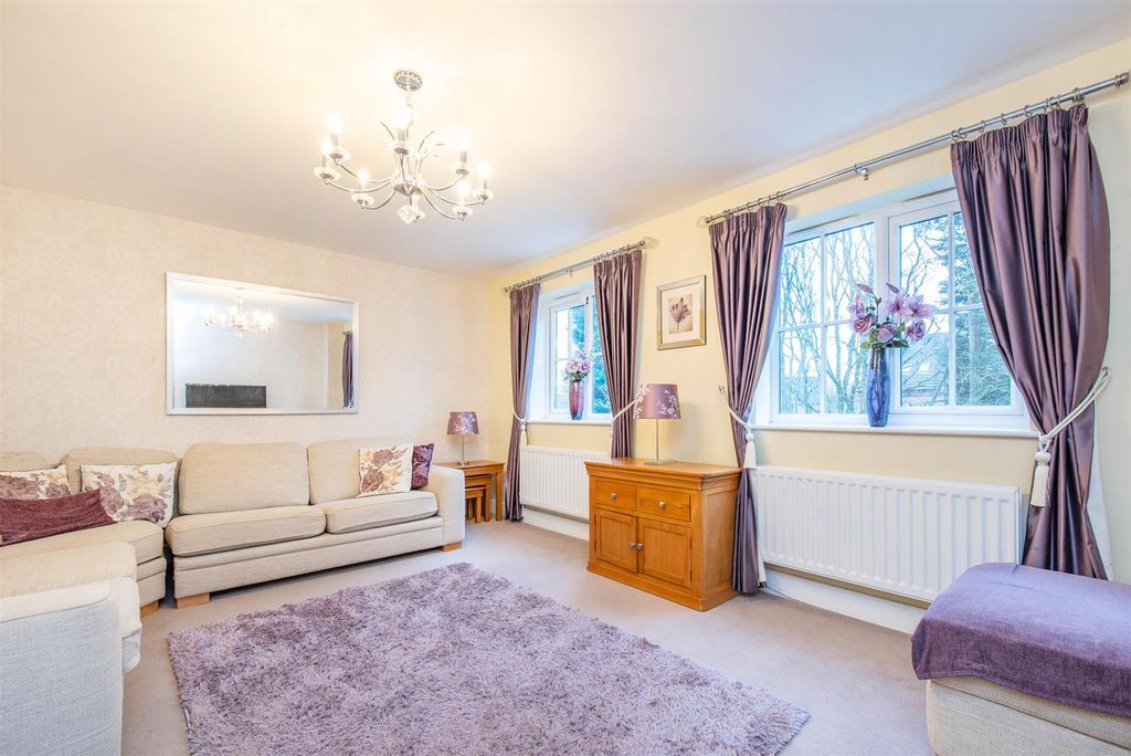 Property photo 3 of 25 Lounge