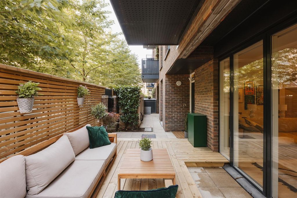 Property photo 2 of 42 Hebden Street, E2