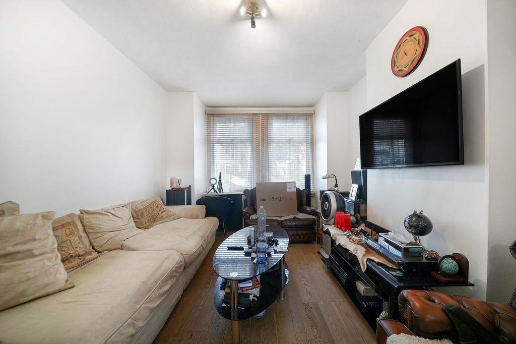 Property photo 3 of 13 52 Sutherland Road - Wgf3Zrig5Dp9Caw2Tfwr