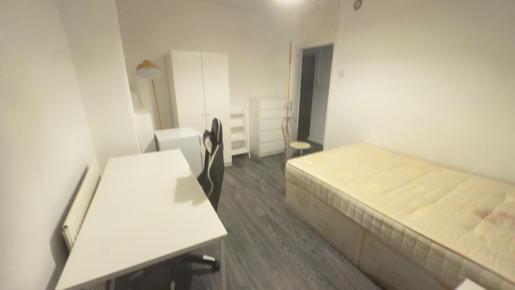 Property photo 2 of 12 Studio 3- £1100 Available From 25/04/2026