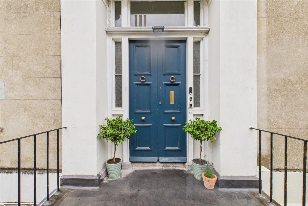 Property photo 1 of 23 Top Floor Flat, 5 Pembroke Road Clifton, Bristol B