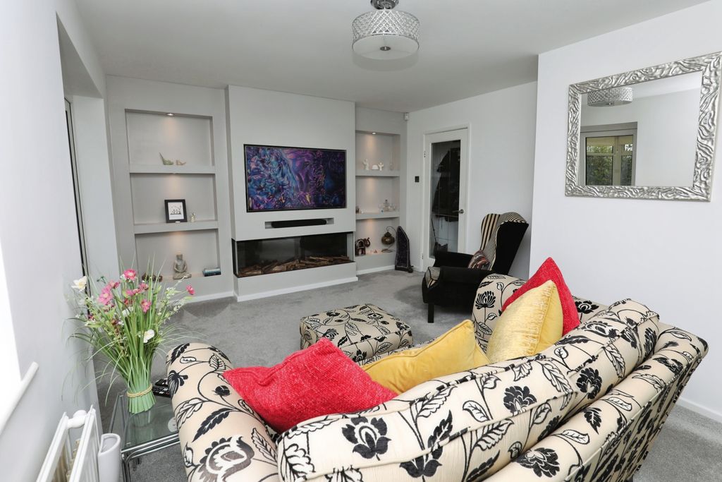 Property photo 2 of 18 Lounge