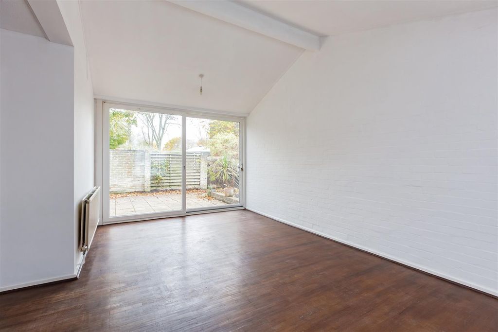 Property photo 3 of 12 122 Knights Croft-Hr4.Jpg