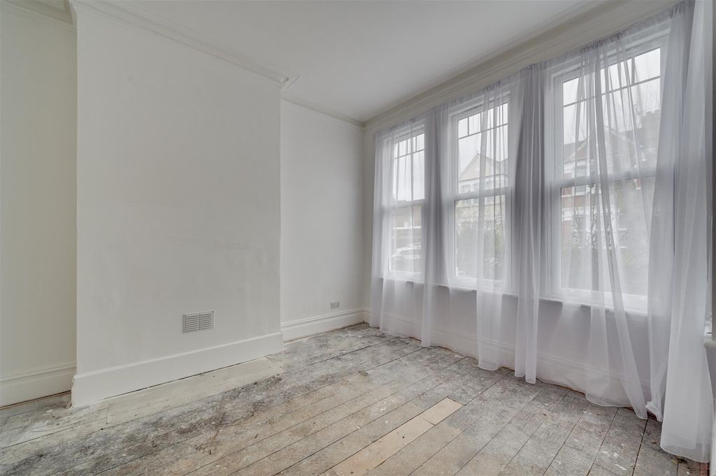 Property photo 3 of 12 Daniels_Cedar Road, Nw2_002.Jpg