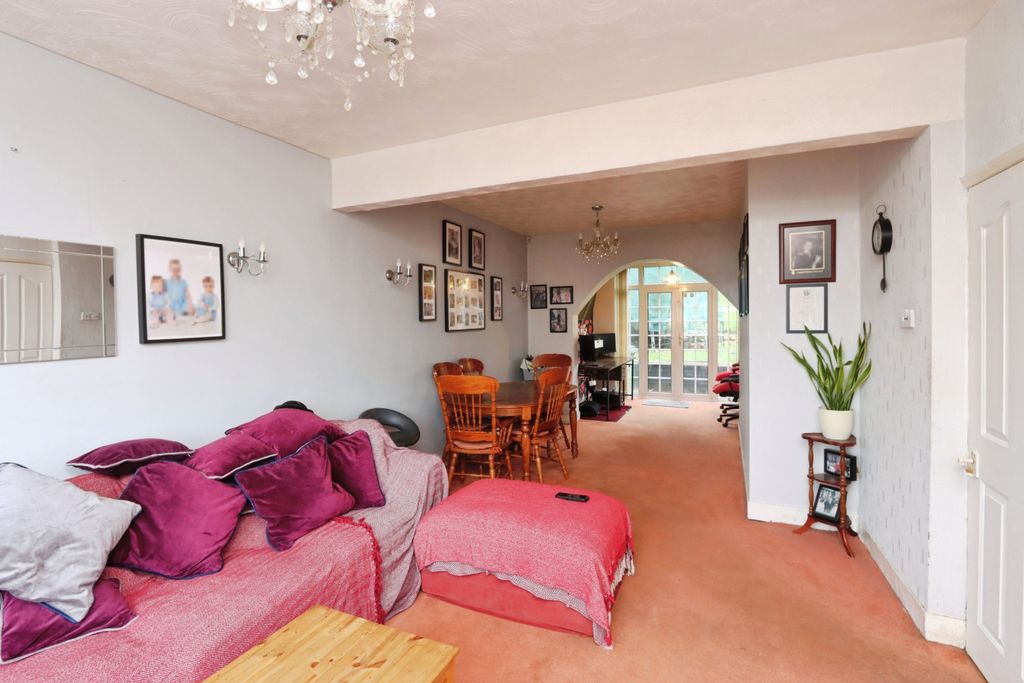 Property photo 3 of 18 Living/ Dining Room