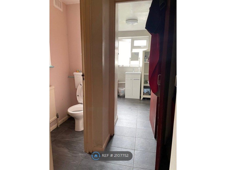 Property photo 2 of 7 Bathroom