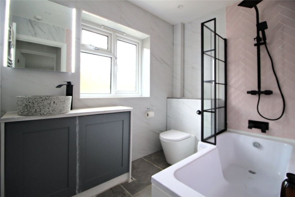 Property photo 3 of 15 Picture No. 18