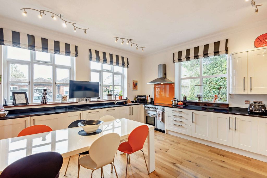 Property photo 2 of 16 Picture No. 11