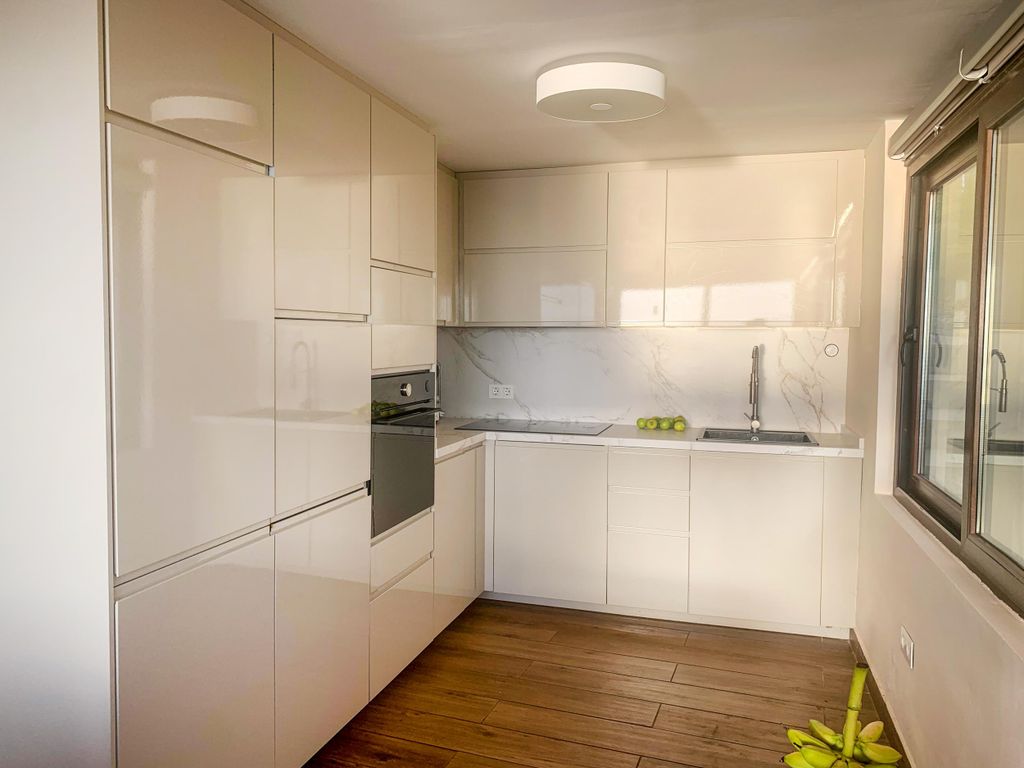 Property photo 2 of 35