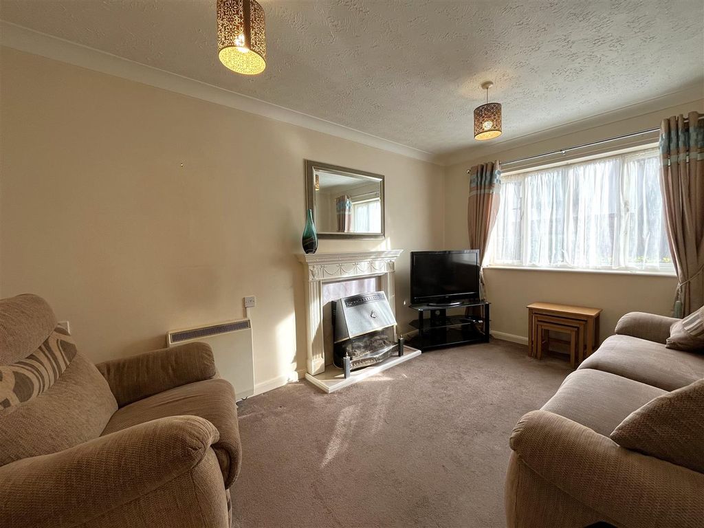 Property photo 2 of 13 Lounge.Jpg