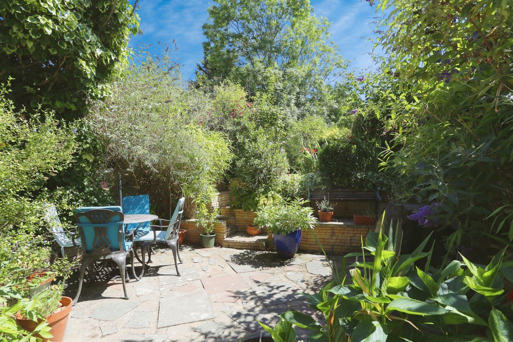 Property photo 2 of 20