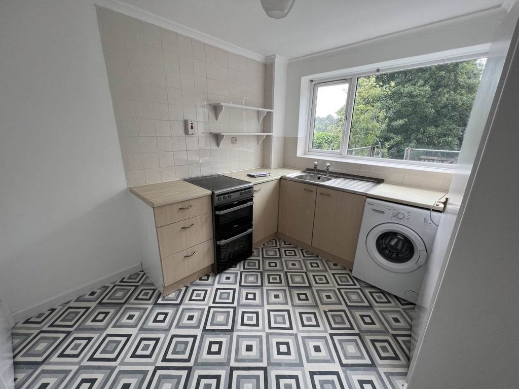 Property photo 3 of 10 Kitchen