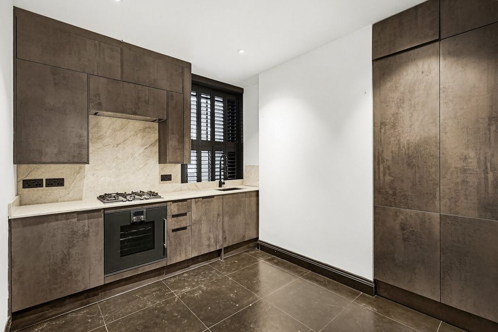 Property photo 3 of 12 Kitchen