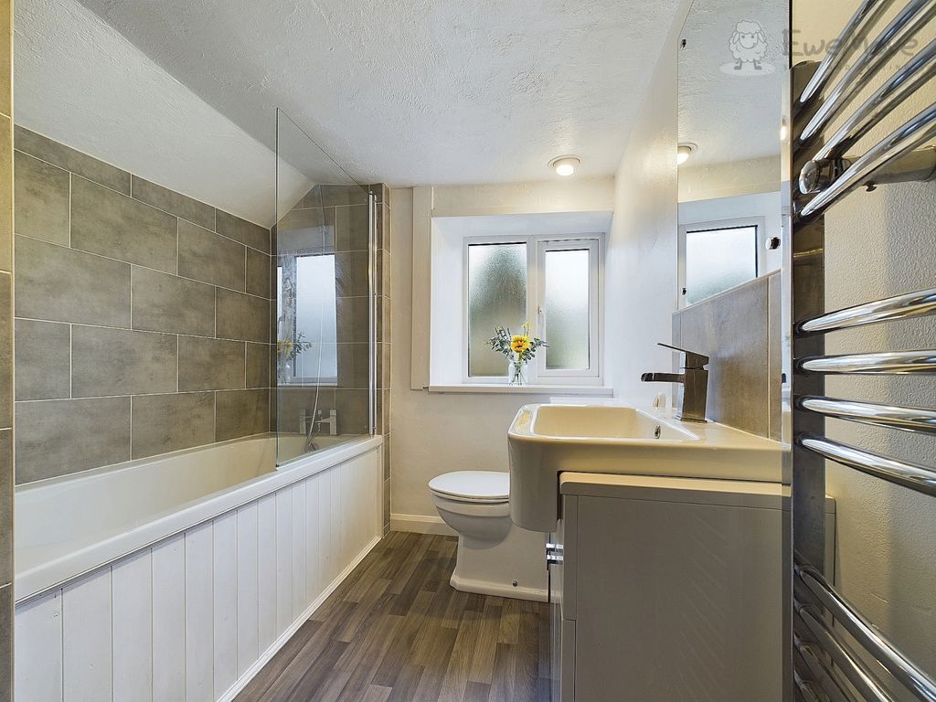 Property photo 3 of 16 Ewemove South Molton - East Street - Family Bathro
