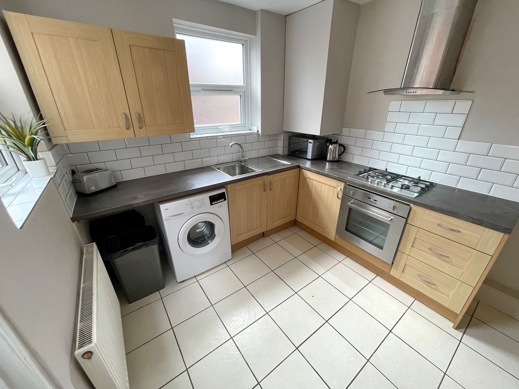 Property photo 2 of 8 240 Molyneux (2)