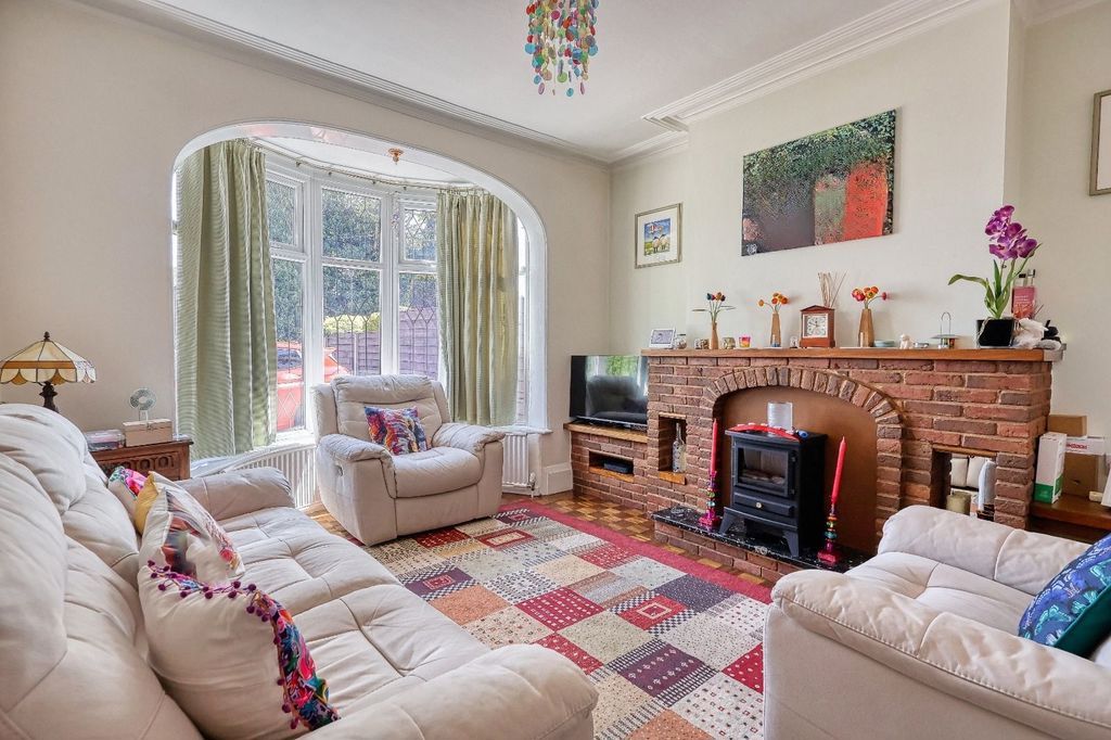 Property photo 3 of 18 Lounge