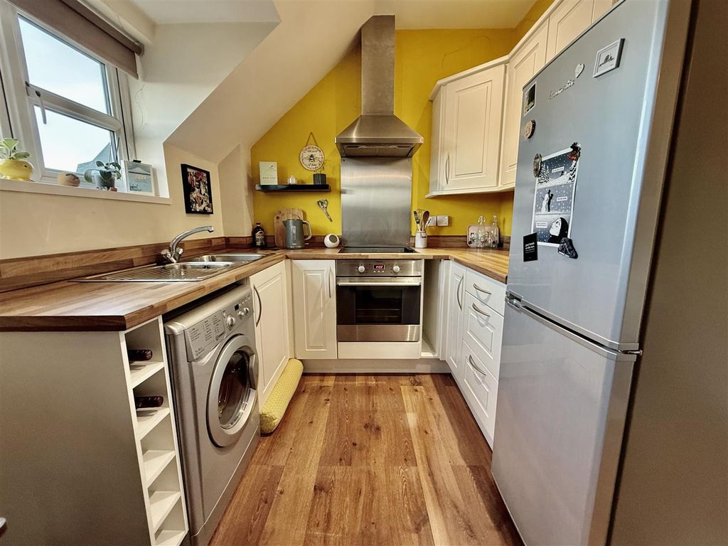 Property photo 3 of 10 Lounge/Kitchen